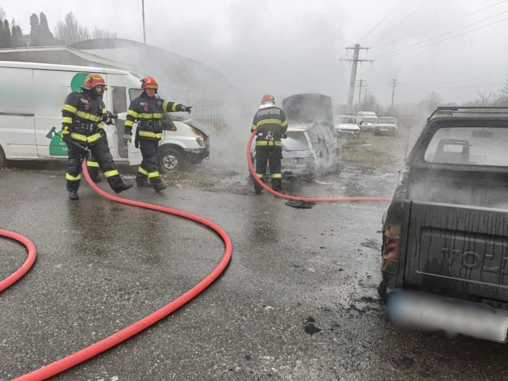 Incendiu izbucnit la trei autoturisme parcate în municipiul Fălticeni