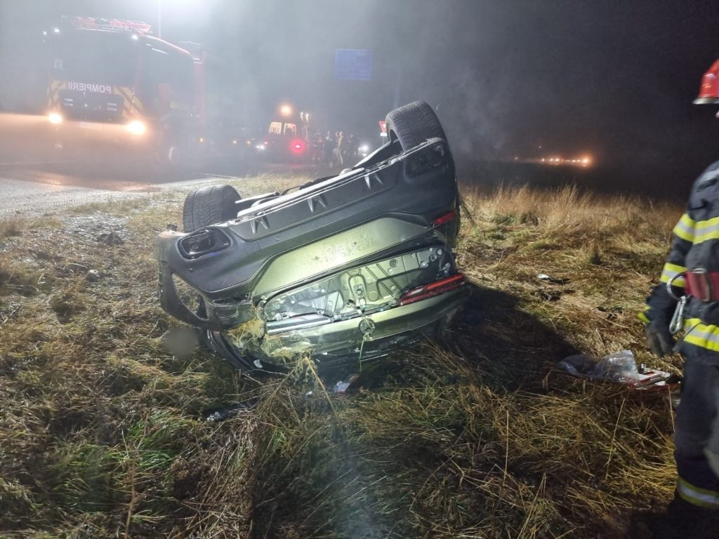 Autoturism răsturnat în afara străzii pe centura ocolitoare Autoturism răsturnat în afara străzii pe centura ocolitoare
