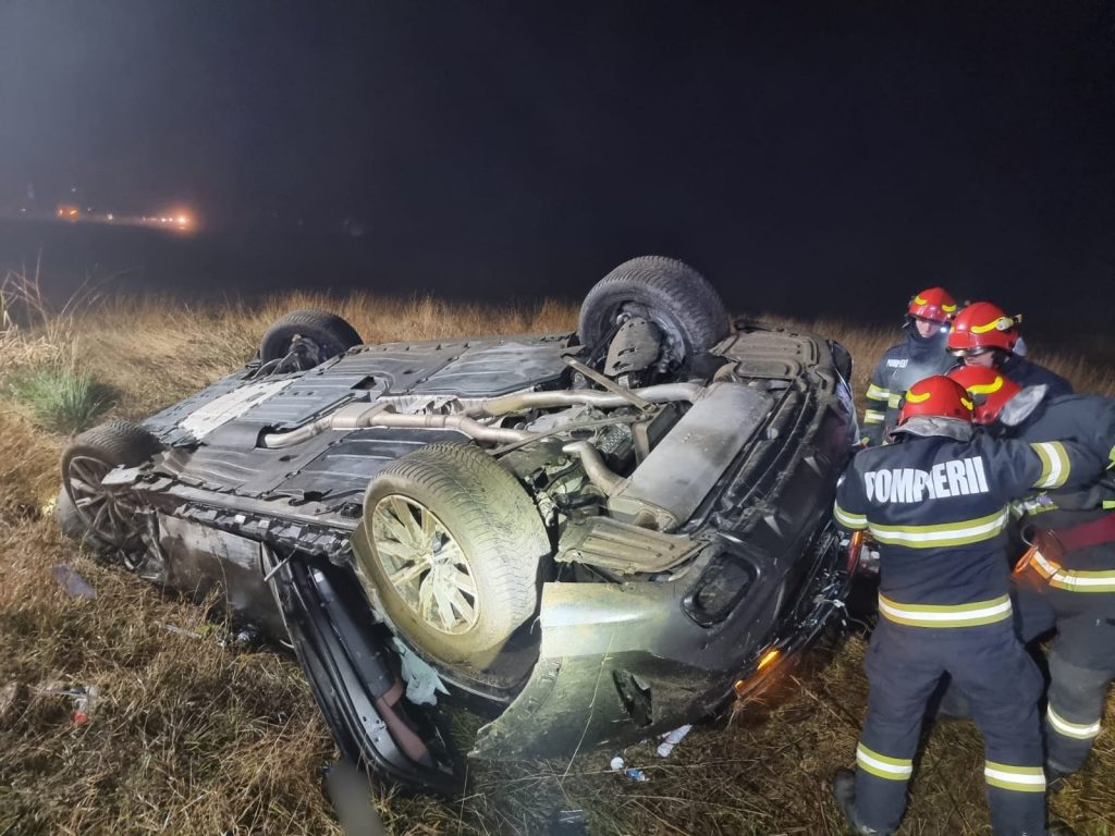 Autoturism răsturnat în afara străzii pe centura ocolitoare Autoturism răsturnat în afara străzii pe centura ocolitoare
