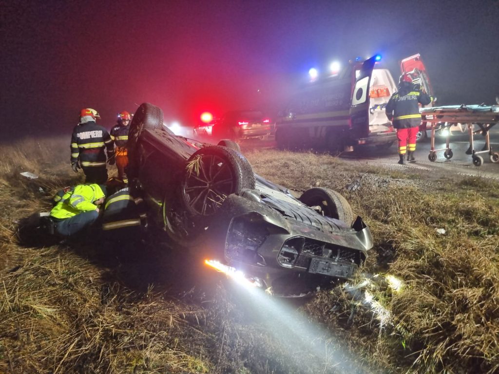 Autoturism răsturnat în afara străzii pe centura ocolitoare Autoturism răsturnat în afara străzii pe centura ocolitoare