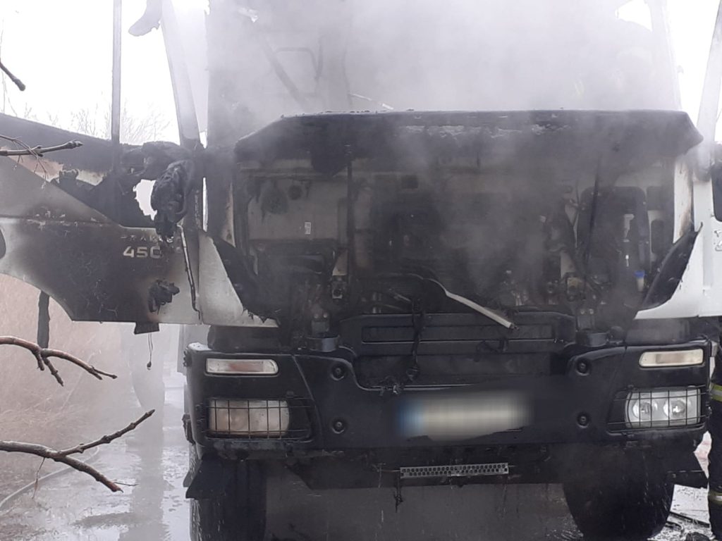 Incendiu izbucnit la un camion aflat pe un drum public