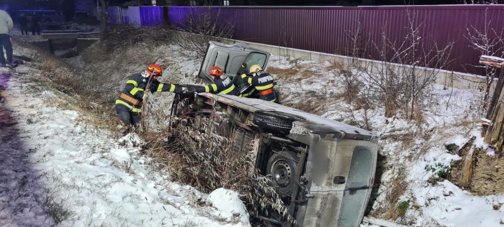 Suceava: Un microbuz s-a răsturnat în localitatea Marginea