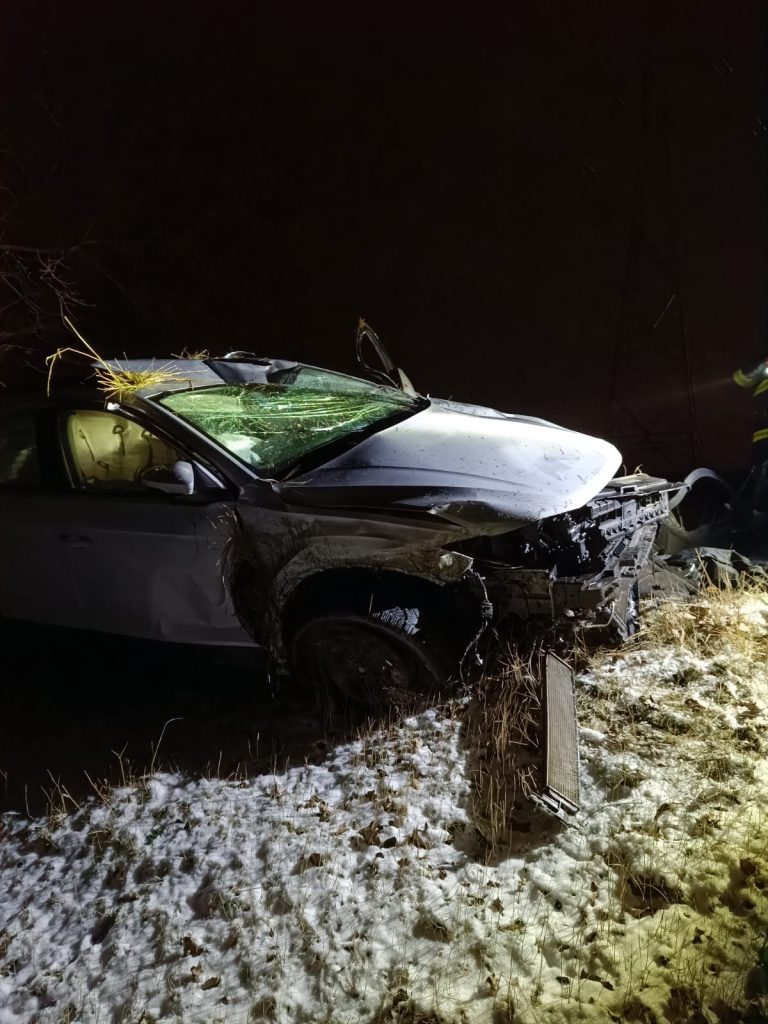 Accident rutier produs la ieșirea din Huși spre Albița, cu patru victime, dintre care una încarcerată 