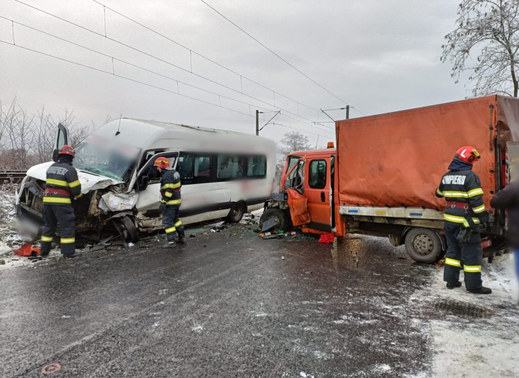 „Accident rutier pe raza oraşului Liteni, produs între un microbuz