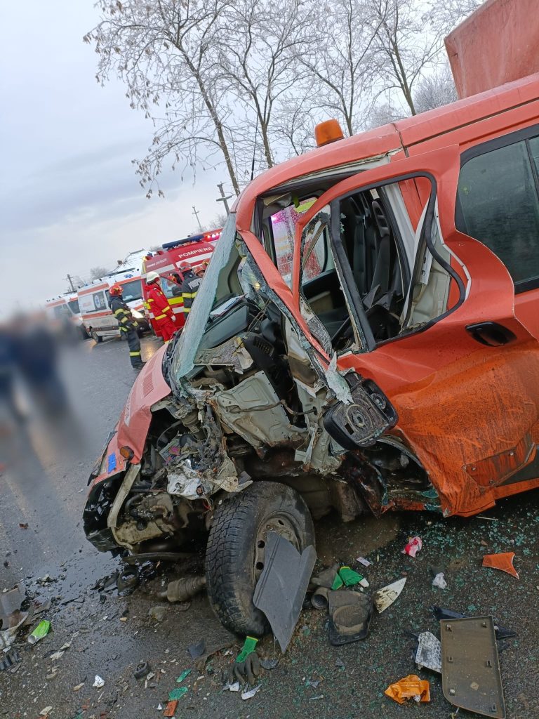 „Accident rutier pe raza oraşului Liteni, produs între un microbuz
