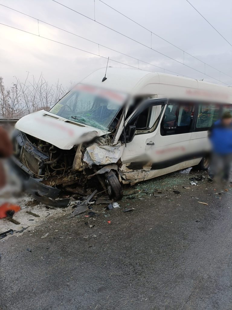 „Accident rutier pe raza oraşului Liteni, produs între un microbuz