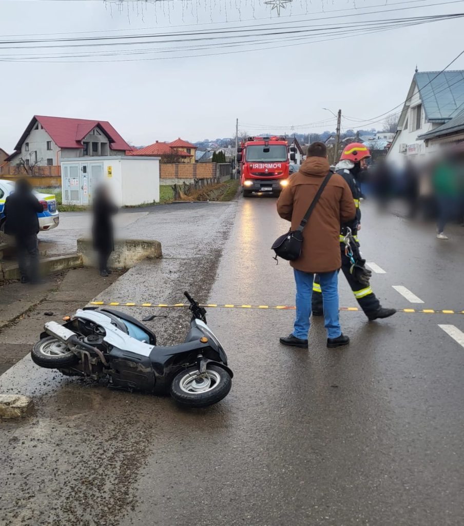 Coliziune între un moped și un autoturism cu victimă 