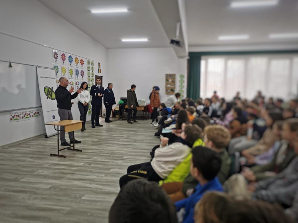 I.P.J. Mureș: Întâlnire preventiv-informativă cu elevii din Sovata 