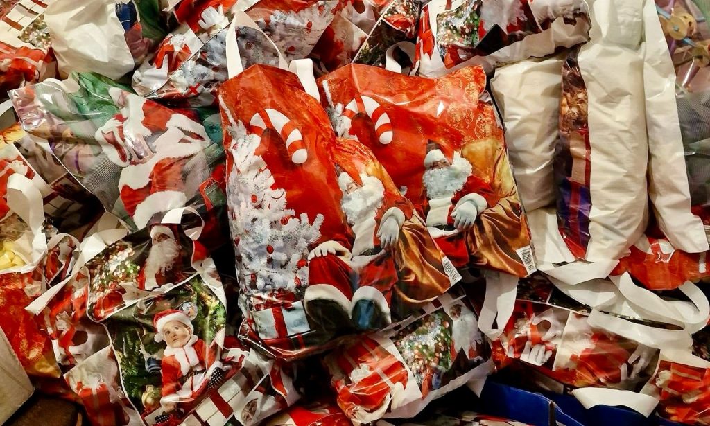 I.P.J. Mureș: Cadoul din cutia de pantofi 