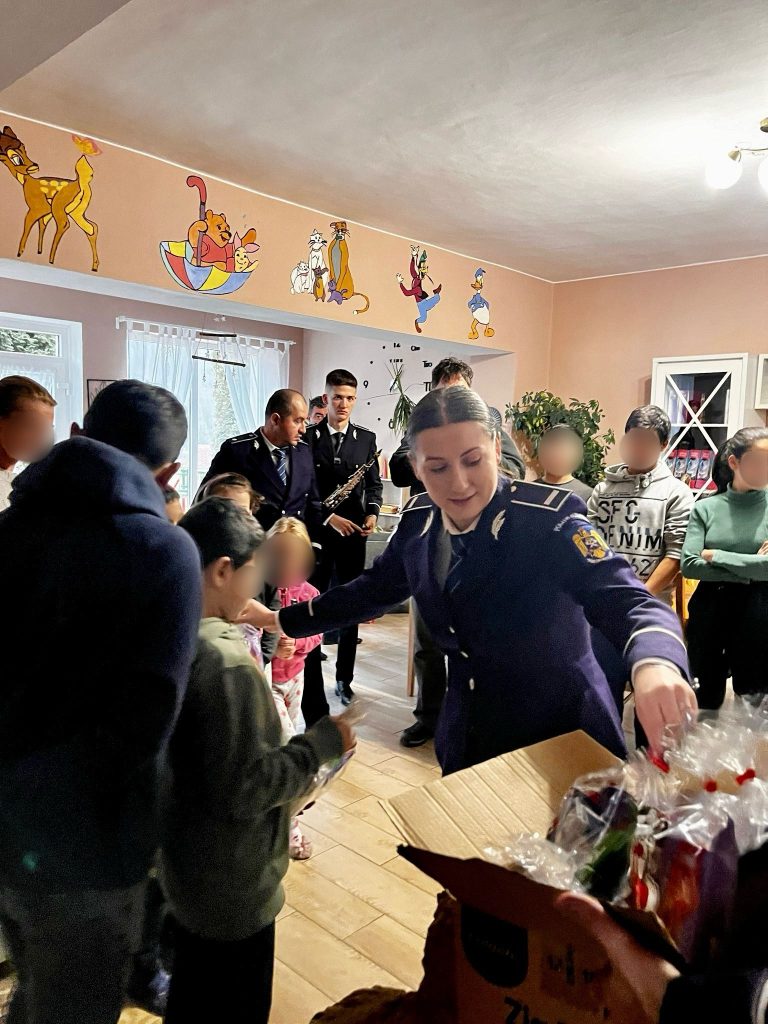 Polițiștii stațiunii Sovata, ajutoarele lui Moș Crăciun 