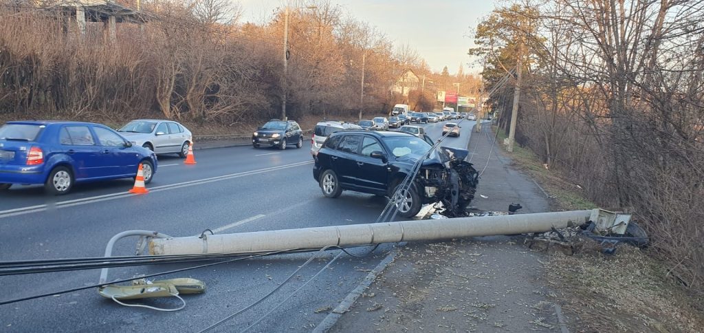 Autoturism intrat într-un stâlp, în municipiul Suceava