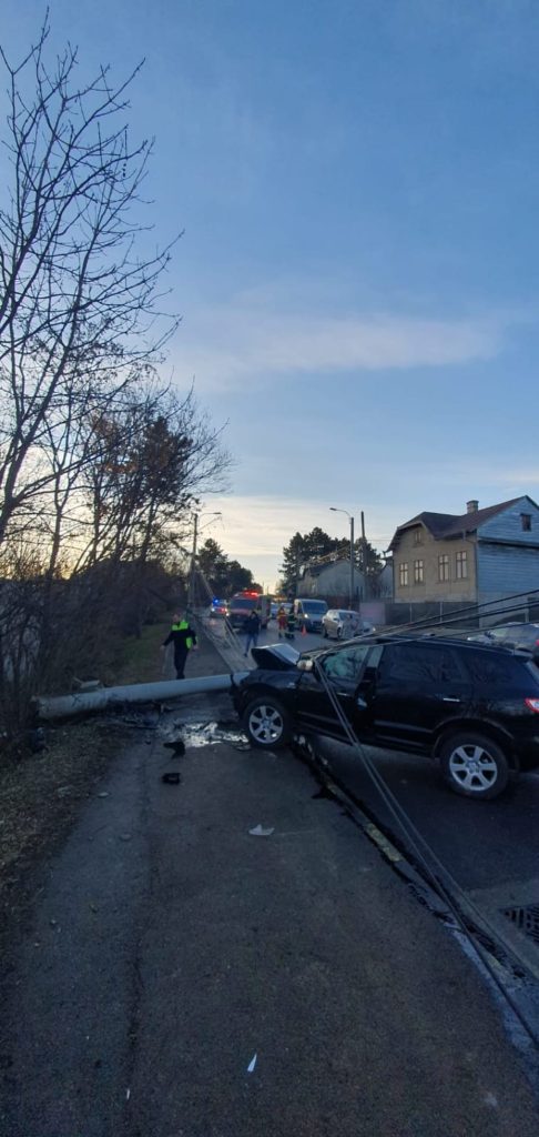 Autoturism intrat într-un stâlp, în municipiul Suceava