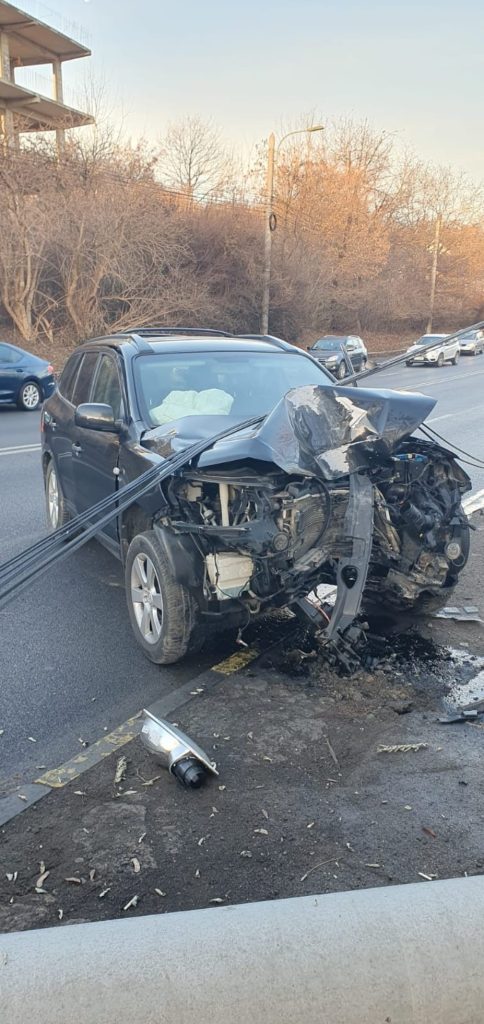 Autoturism intrat într-un stâlp, în municipiul Suceava