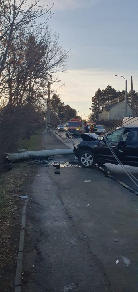 Autoturism intrat într-un stâlp, în municipiul Suceava