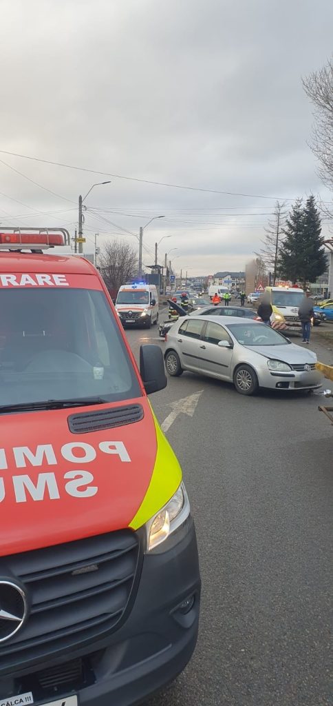Două autoturisme și un autotren implicate într-un accident rutier 