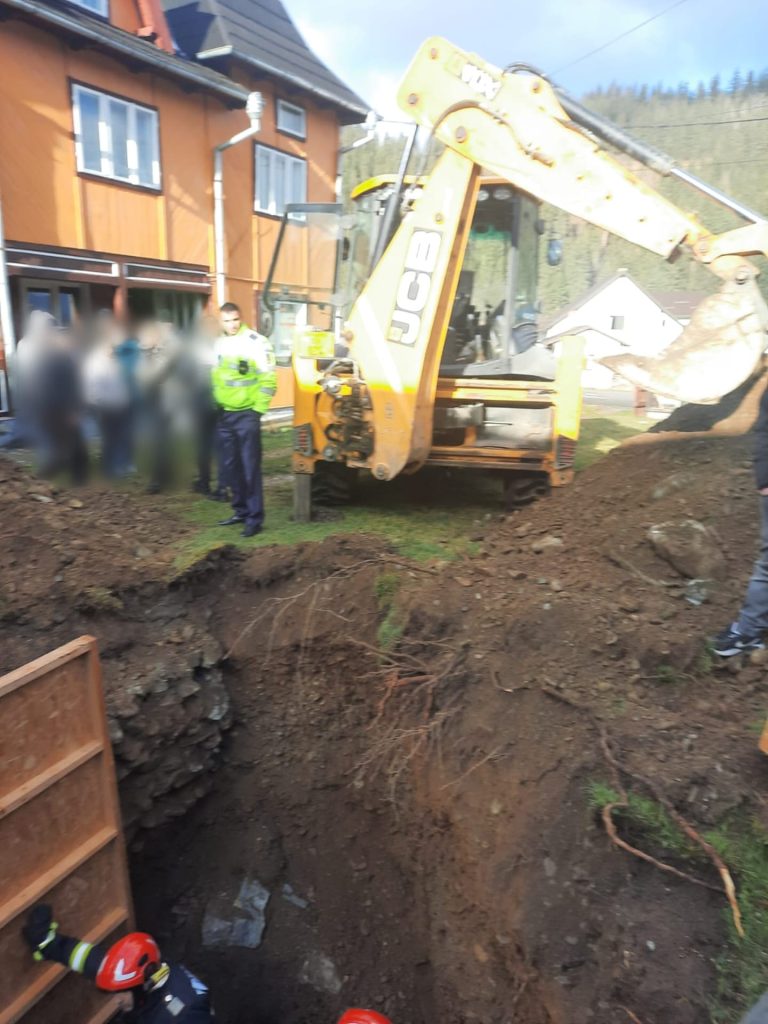 Persoană surprinsă de un mal de pământ, în localitatea Pojorâta