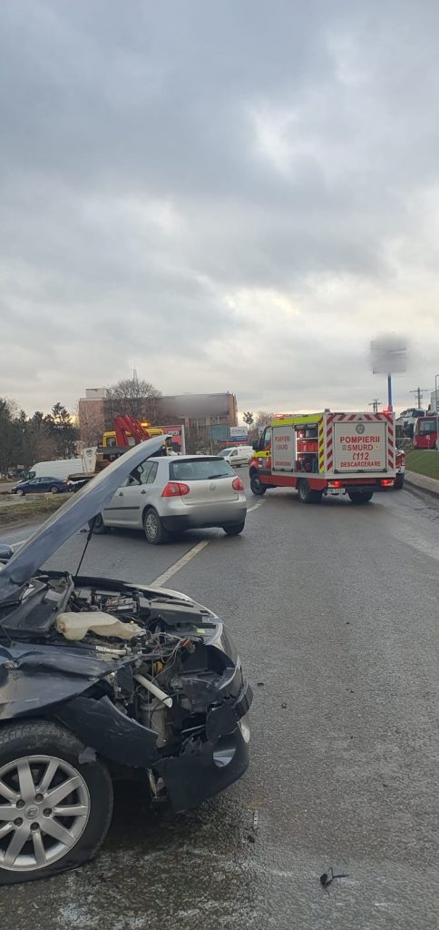 Două autoturisme și un autotren implicate într-un accident rutier 