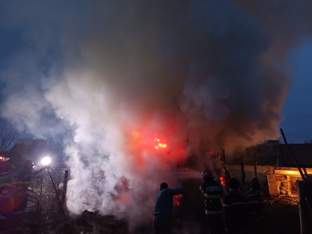 Incendiu izbucnit la un depozit de furaje din localitatea Pribești