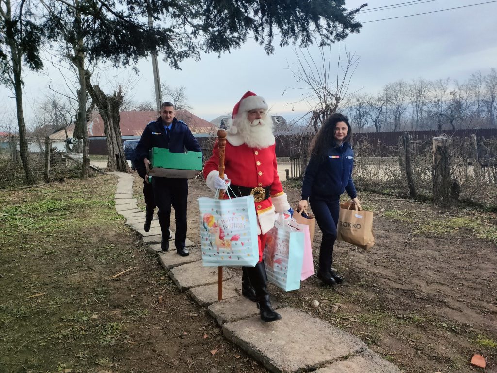 Jandarmii vasluieni au avut bucuria de a fi mesagerii lui Moș Crăciun