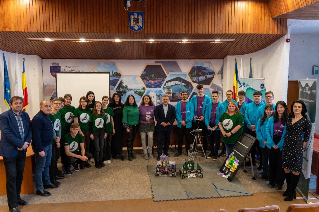 Echipele de robotică ale liceelor din Mediaș, la Primărie