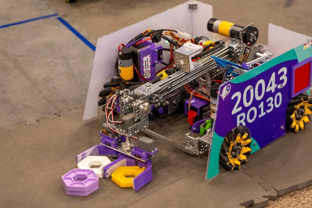 Echipele de robotică ale liceelor din Mediaș, la Primărie