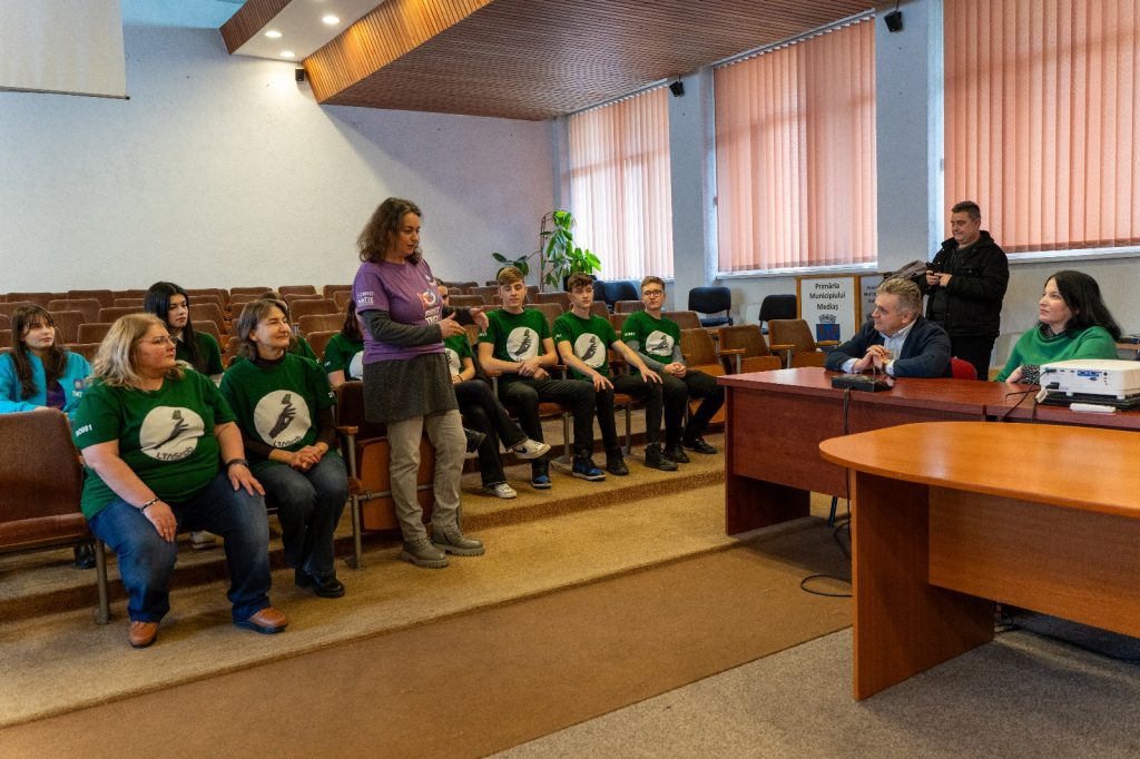 Echipele de robotică ale liceelor din Mediaș, la Primărie