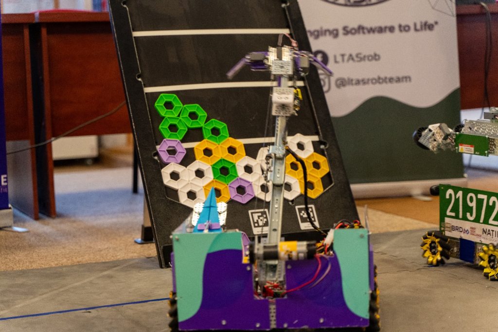Echipele de robotică ale liceelor din Mediaș, la Primărie
