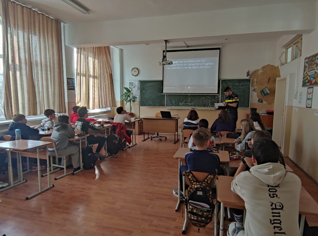 Polițiștii din Târgu Mureș au organizat o întâlnire informativ-educativă cu elevii clasei a VII-a ai Școlii Gimnaziale „Romulus Guga”