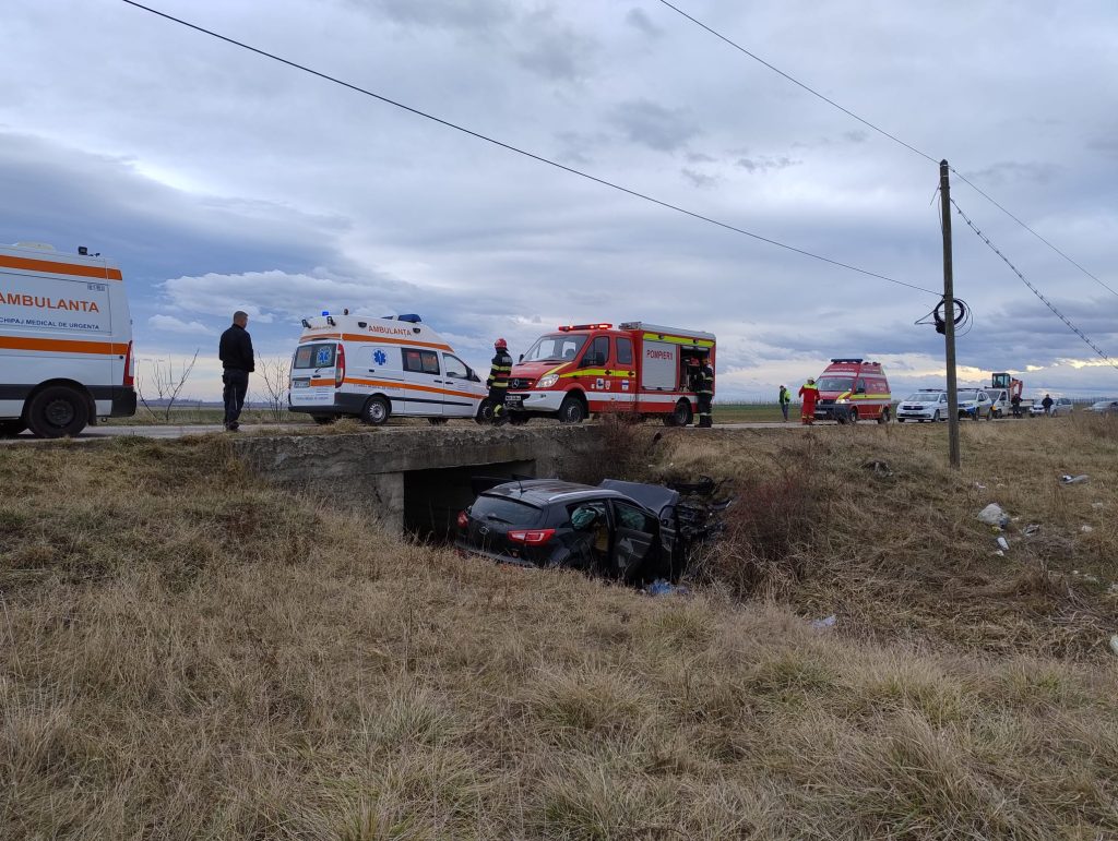 Autoturism ieșit în afara părții carosabile între localitățile Sasca Nouă și Rădășeni
