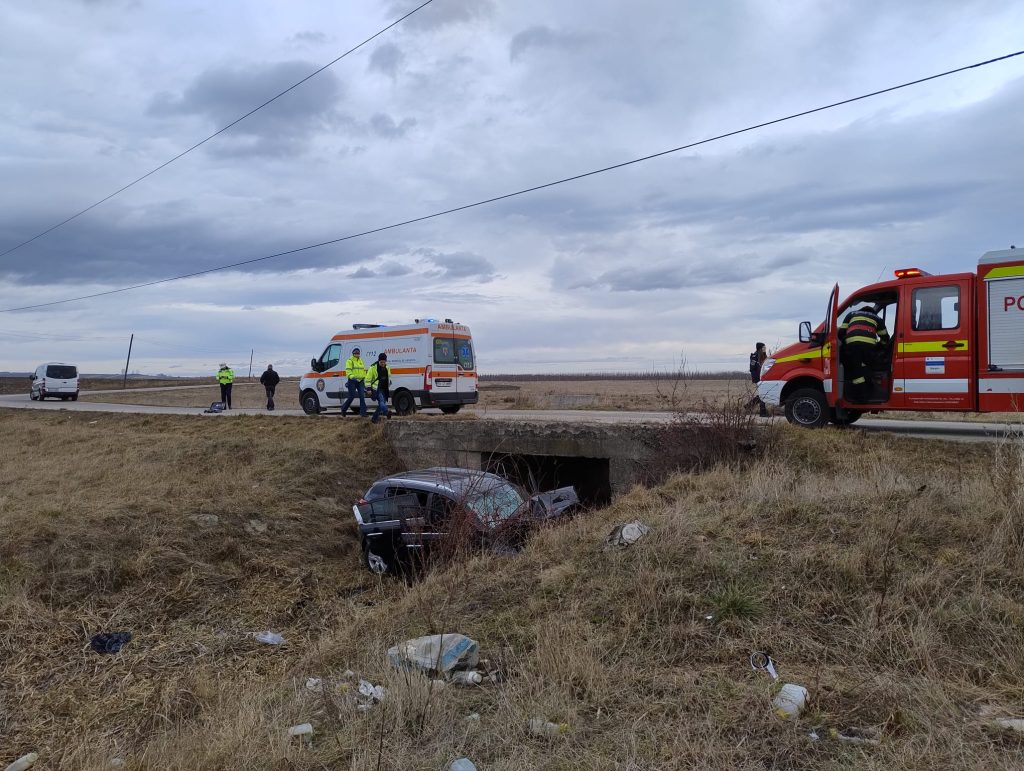 Autoturism ieșit în afara părții carosabile între localitățile Sasca Nouă și Rădășeni
