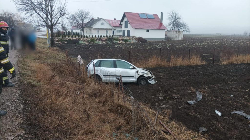 Mașină răsturnată în afara părții carosabile, în localitatea Milișăuți, cu o victimă încarcerată