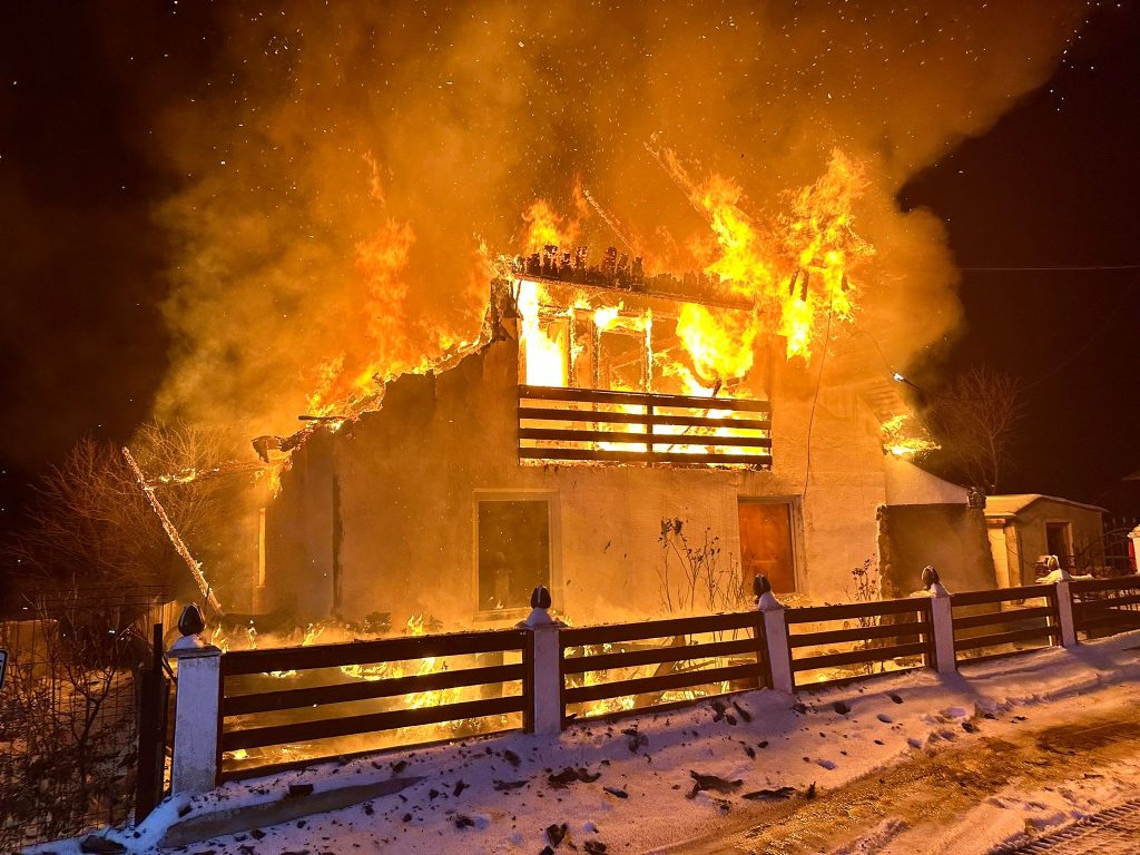 Incendiu la o casă de locuit