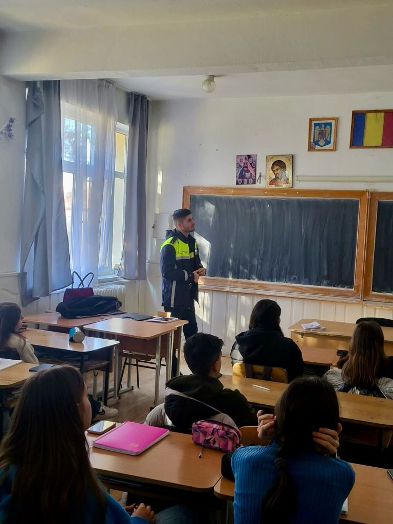 Polițiștii mureșeni se implică în prevenirea violenței în școli Polițiștii mureșeni se implică în prevenirea violenței în școli
