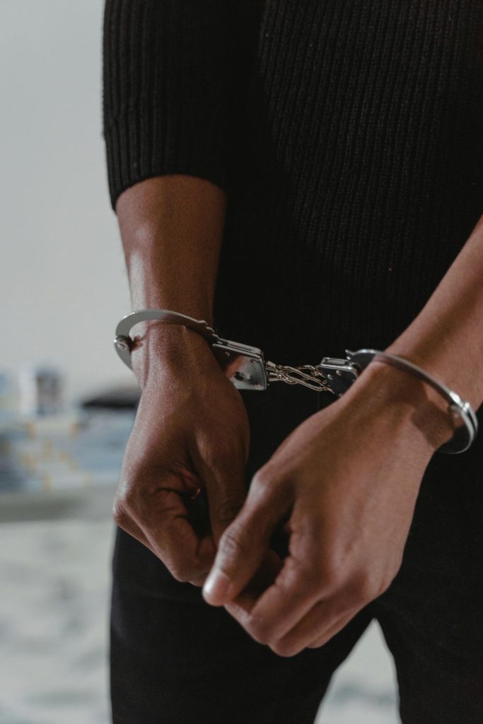 Polițiștii din Huși au arestat un bărbat condamnat pentru ucidere din culpă