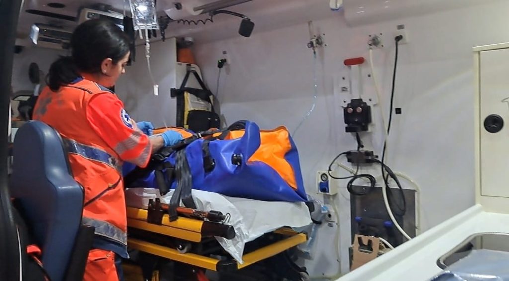 Accident grav la Mânzați: Băiat de 14 ani lovit de cal, transportat la spital