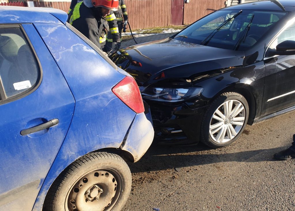 Pompierii vasluieni au salvat o victimă a unui accident rutier