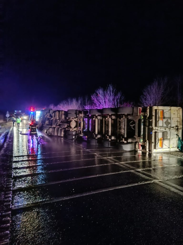 Accident rutier pe DN 24B: Un camion încărcat