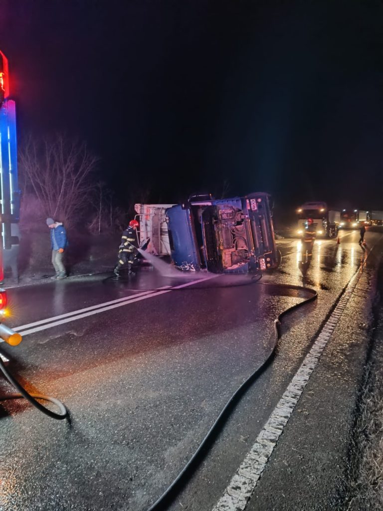 Accident rutier pe DN 24B: Un camion încărcat