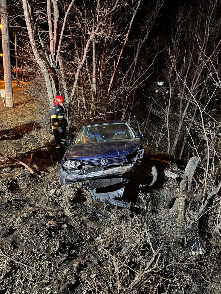 Accident rutier în Suceava: Un autoturism a ieșit în afara