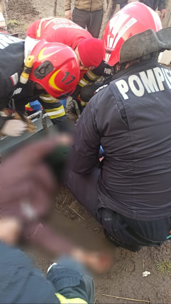 Pompierii din Huși au salvat un bărbat prins într-un utilaj agricol 