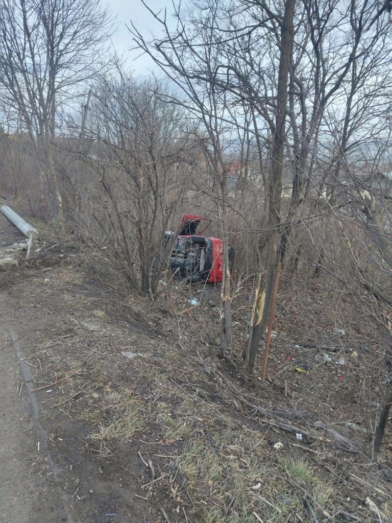 Accident rutier în Suceava: Un autoturism a ieșit de pe carosabil