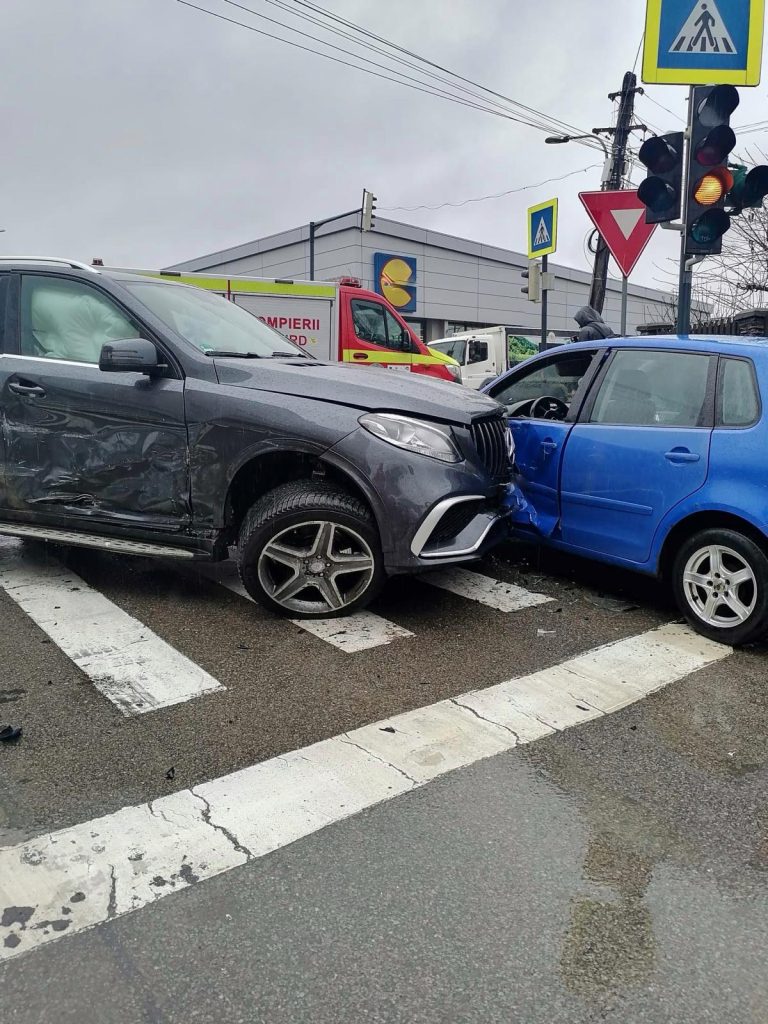 Suceava: Accident rutier cu trei autoturisme în zona Lidl Burdujeni (foto)