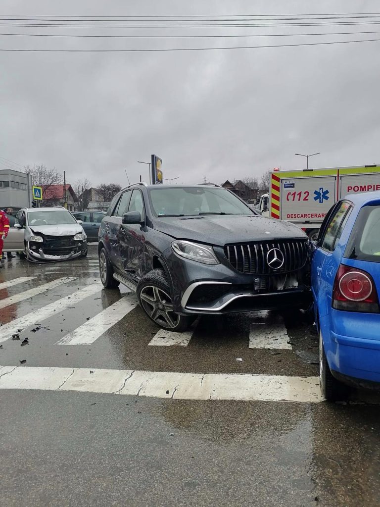 Suceava: Accident rutier cu trei autoturisme în zona Lidl Burdujeni (foto)