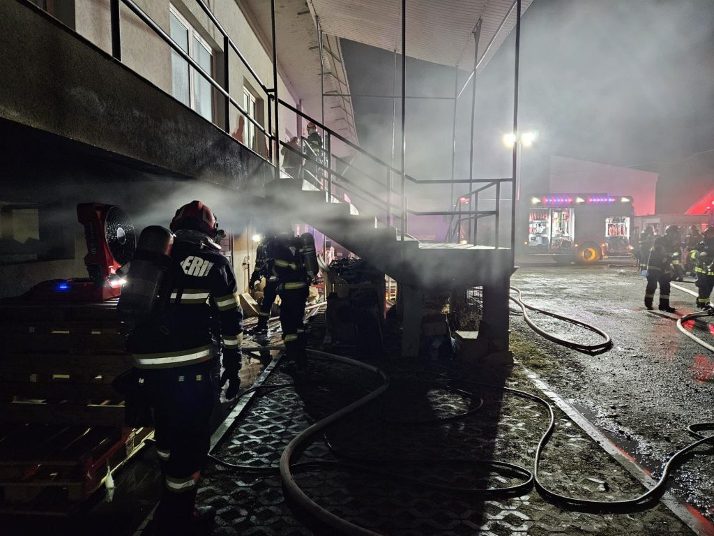 Pompierii mureșeni au intervenit pentru lichidarea unui incendiu
