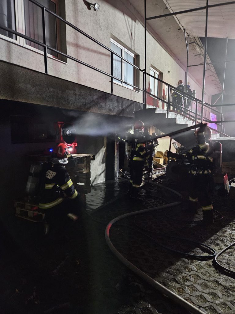 Pompierii mureșeni au intervenit pentru lichidarea unui incendiu