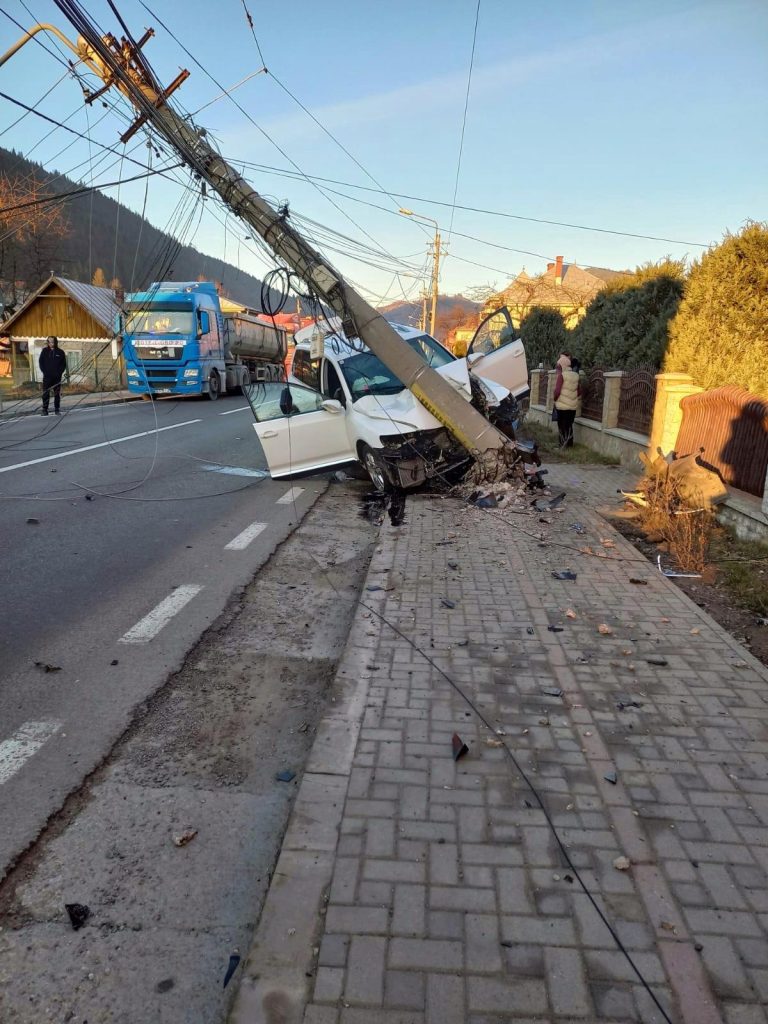 Accident rutier în care un autoturism a intrat într-un stâlp