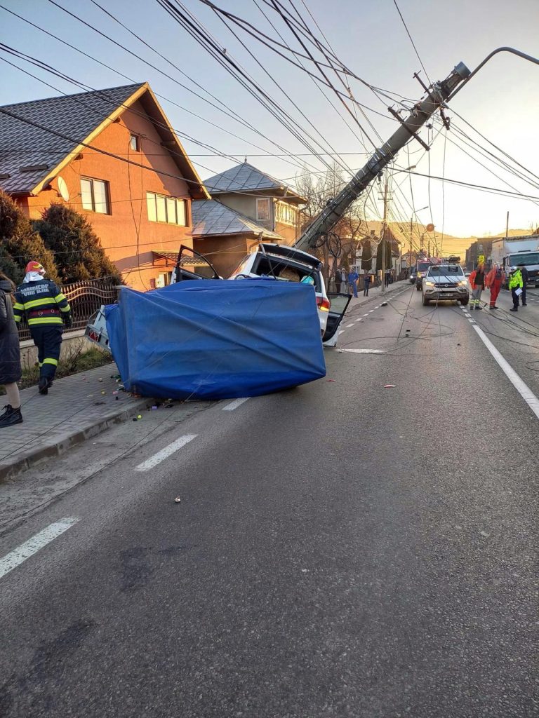 Accident rutier în care un autoturism a intrat într-un stâlp