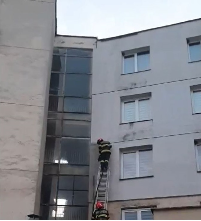 Pompierii intervin la un incendiu izbucnit în izolația unui bloc din Luduș