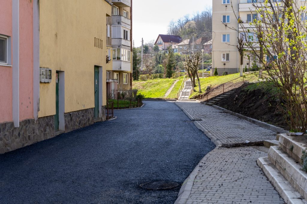 Lucrări de refacere a sistemului rutier în cartierul Gura Câmpului 