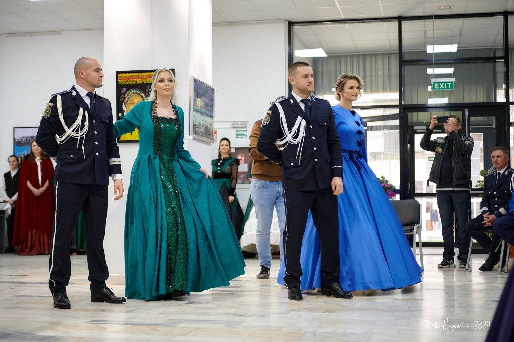 Balul Buneivestiri: Un succes caritabil cu rochii de epocă 
